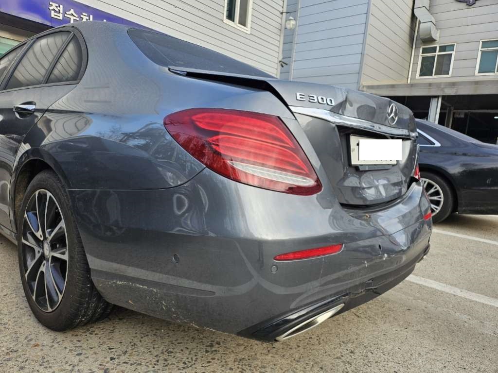 2017 Mercedes-Benz E300, photograph 5