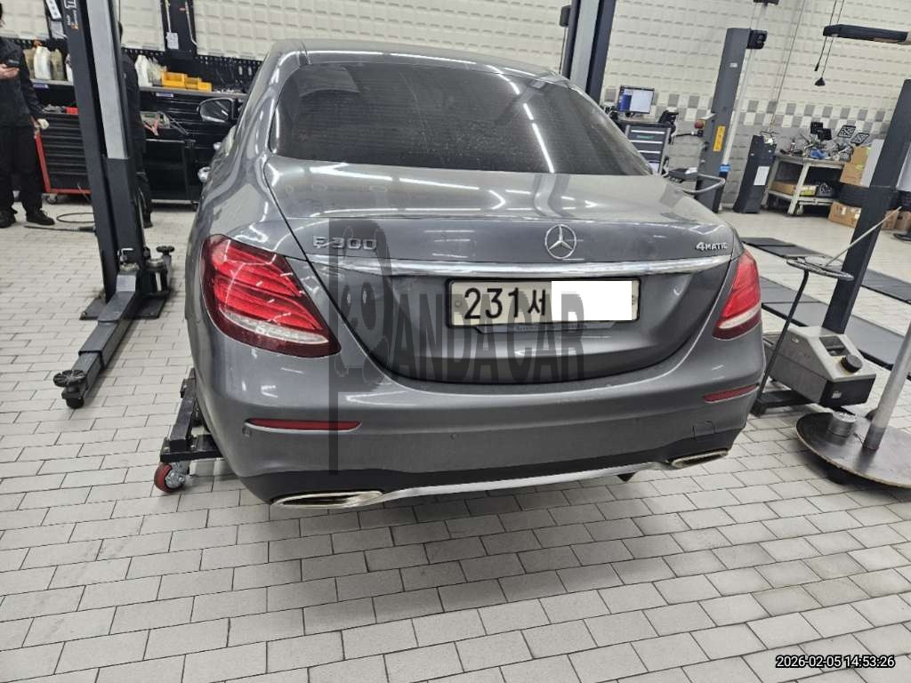 2020 Mercedes-Benz E 300 4MATIC, photograph 3