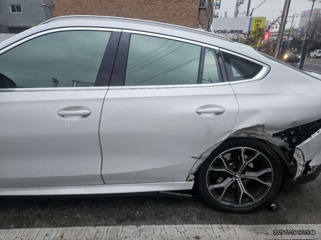 2021 BMW X6 xDrive40i, photograph 2
