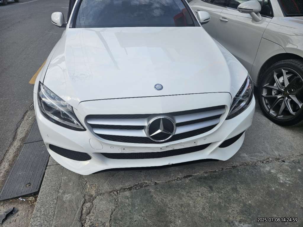 2017 Mercedes-Benz C200, photograph 1