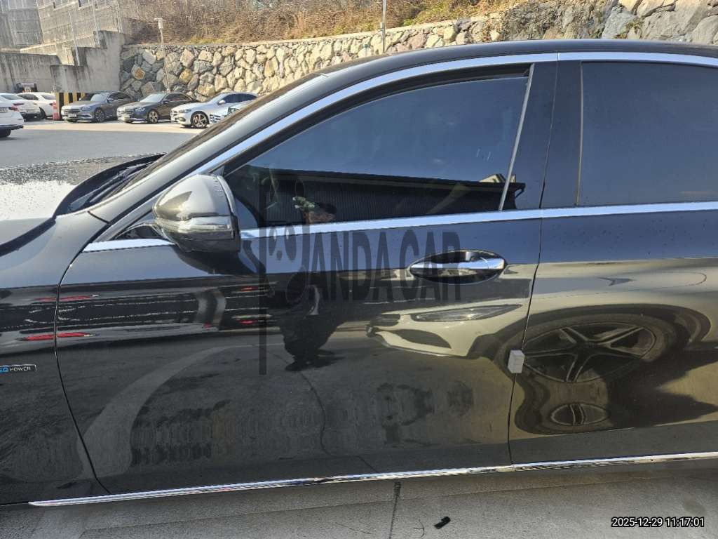 2021 Mercedes-Benz E300 e 4MATIC, photograph 9