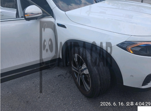 2022 Mercedes-Benz EQB300 4MATIC, photograph 3
