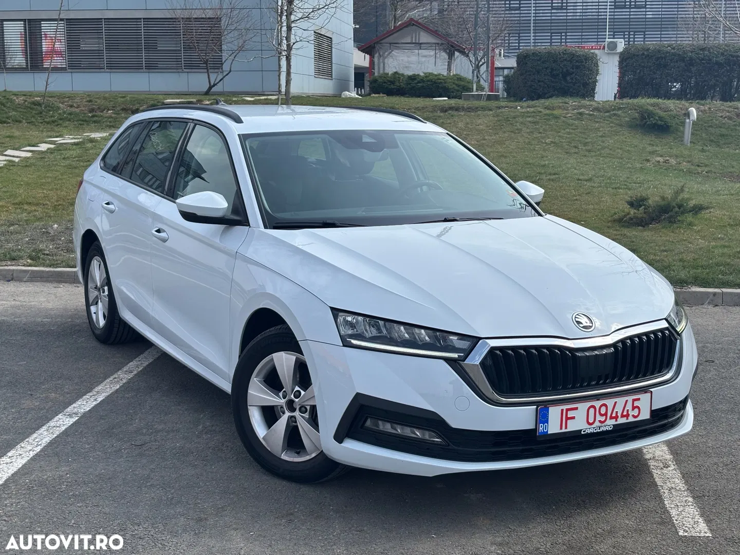 Skoda Octavia 2.0 TDI DSG Tour — photo 1 of 38