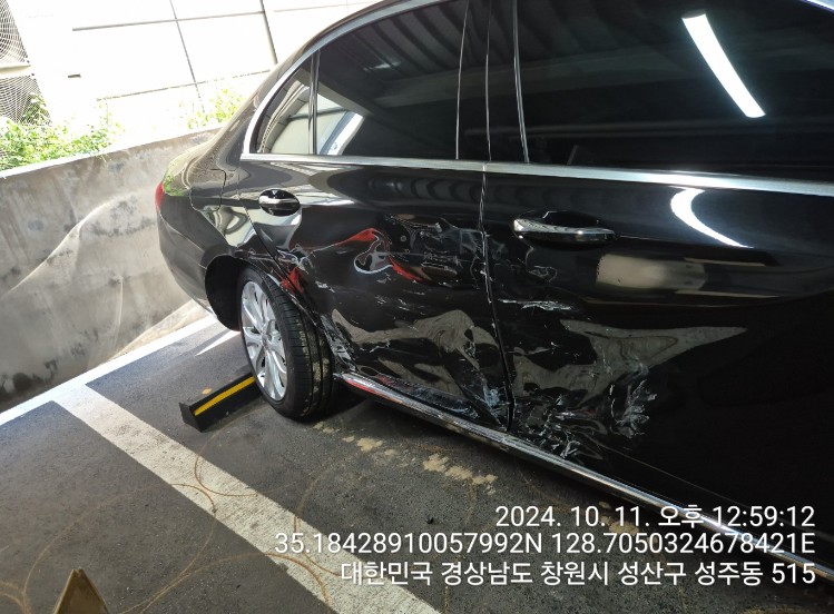 2020 Mercedes-Benz E 300 4MATIC, photograph 3