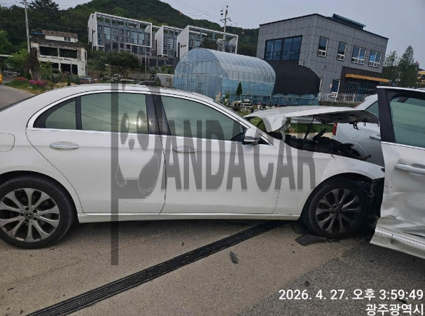 2020 Mercedes-Benz E 300 4MATIC, photograph 2