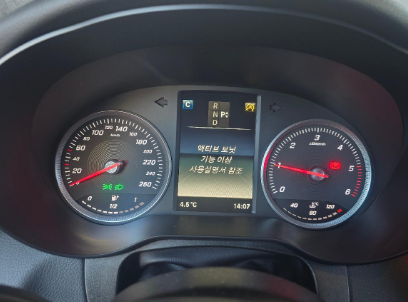 2017 Mercedes-Benz GLC220 d 4Matic, photograph 2