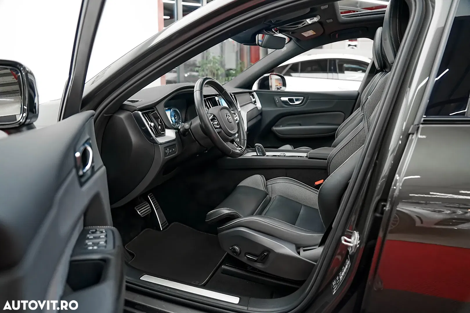 2020 Volvo XC 60 T8 Twin Engine AWD Geartronic RDesign, photograph 4