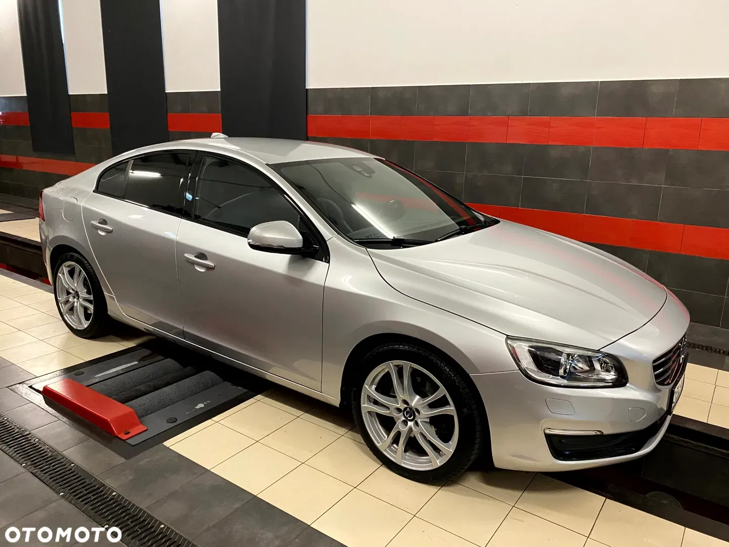 2017 Volvo S60 D4 Drive-E R-Design Momentum, photograph 4