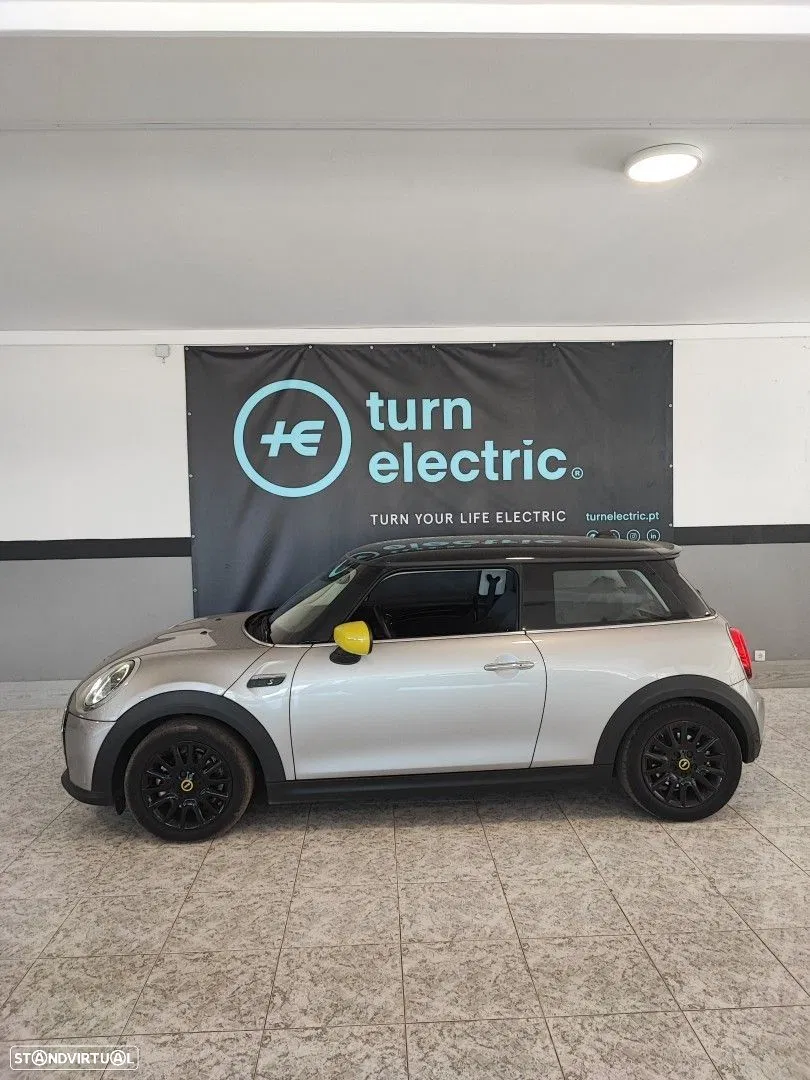 2023 MINI 3 Portas Cooper SE, photograph 1