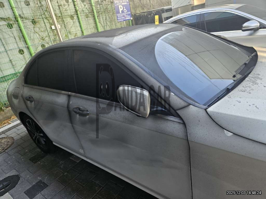 2021 Mercedes-Benz E350 4MATIC, photograph 4