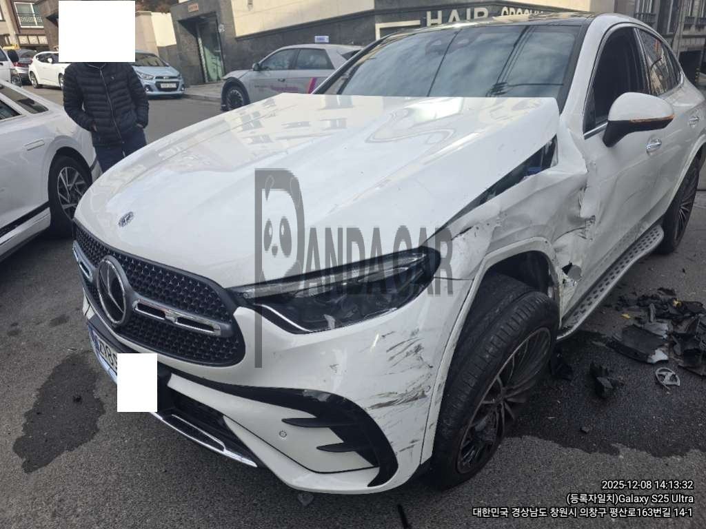 2024 Mercedes-Benz GLC 300 4MATIC Coupe, photograph 2