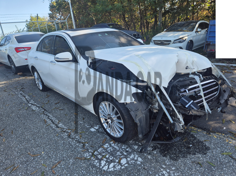 2021 Mercedes-Benz E250, photograph 2