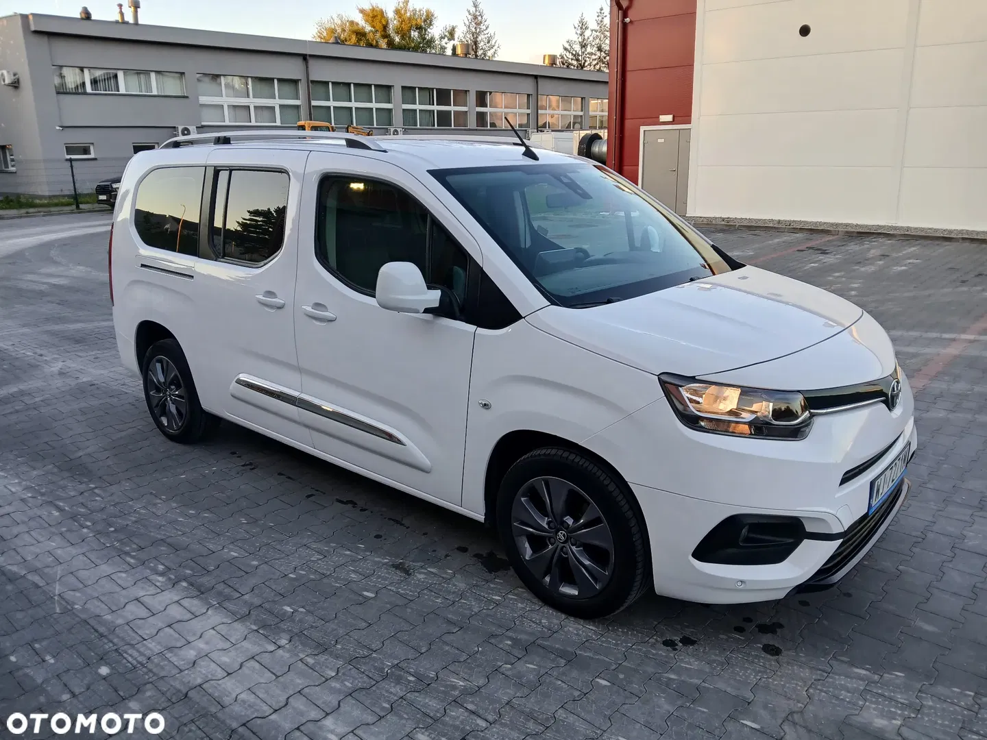 2020 Toyota Proace City Verso Long 1.5 D-4D Business, photograph 4