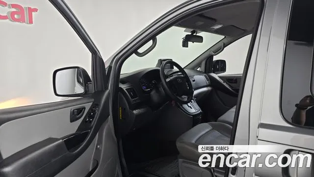 2017 Hyundai Starex 12-Seater Wagon, photograph 4