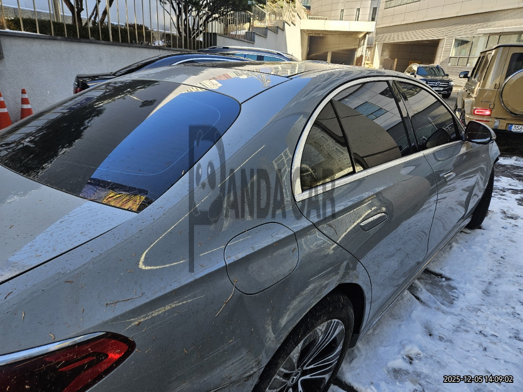 2025 Mercedes-Benz E 350 e 4MATIC, photograph 2