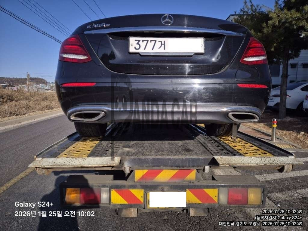 2019 Mercedes-Benz Benz E 300 e, photograph 2