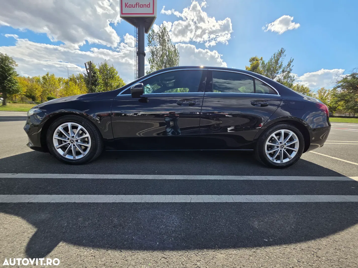 2020 Mercedes-Benz A 180 7G-DCT Edition 2020, photograph 2