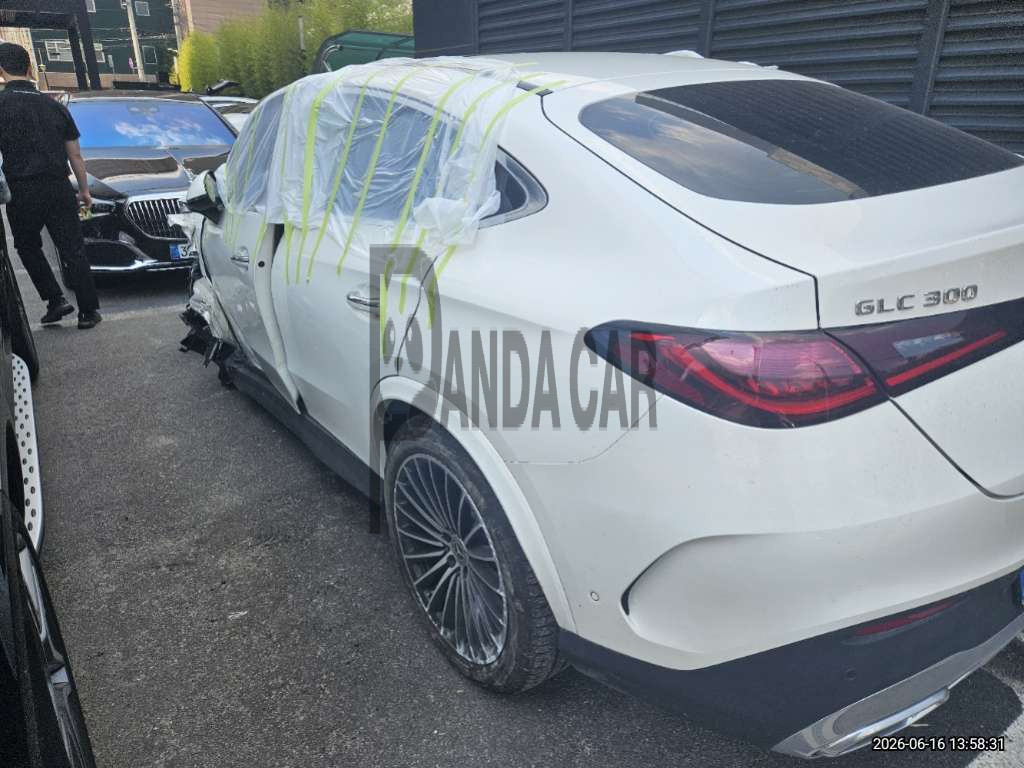 2026 Mercedes-Benz GLC 300 4MATIC Coupe, photograph 4