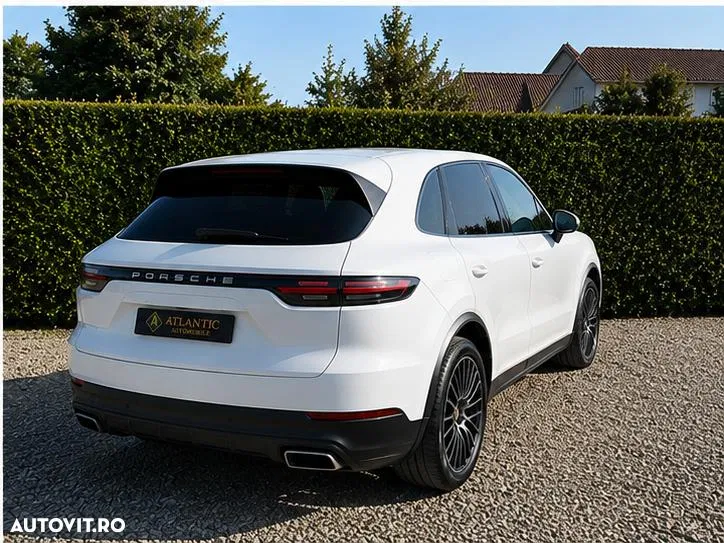 2019 Porsche Cayenne Standard, photograph 2