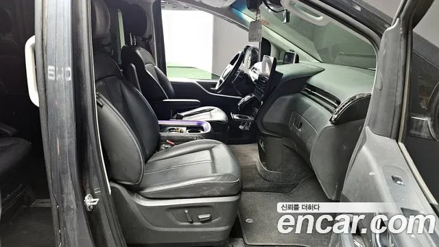 2023 Hyundai Staria Lounge 9-Seater, photograph 5