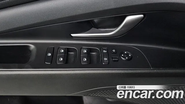 Hyundai AVANTE 1.6 — photo 1 of 31