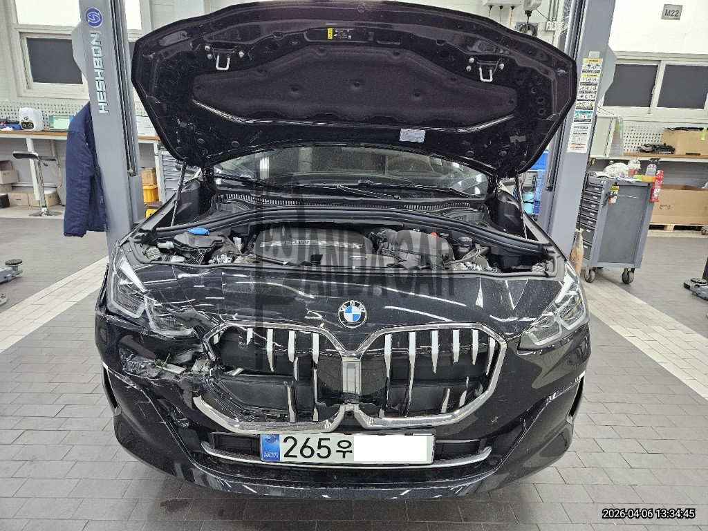 2025 BMW 220i Active Tourer, photograph 1