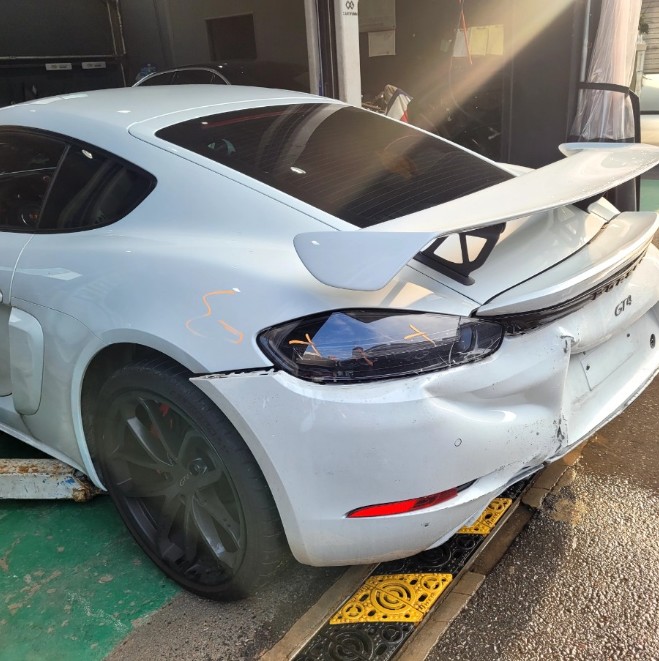 2023 Porsche 718 Cayman GT4, photograph 2