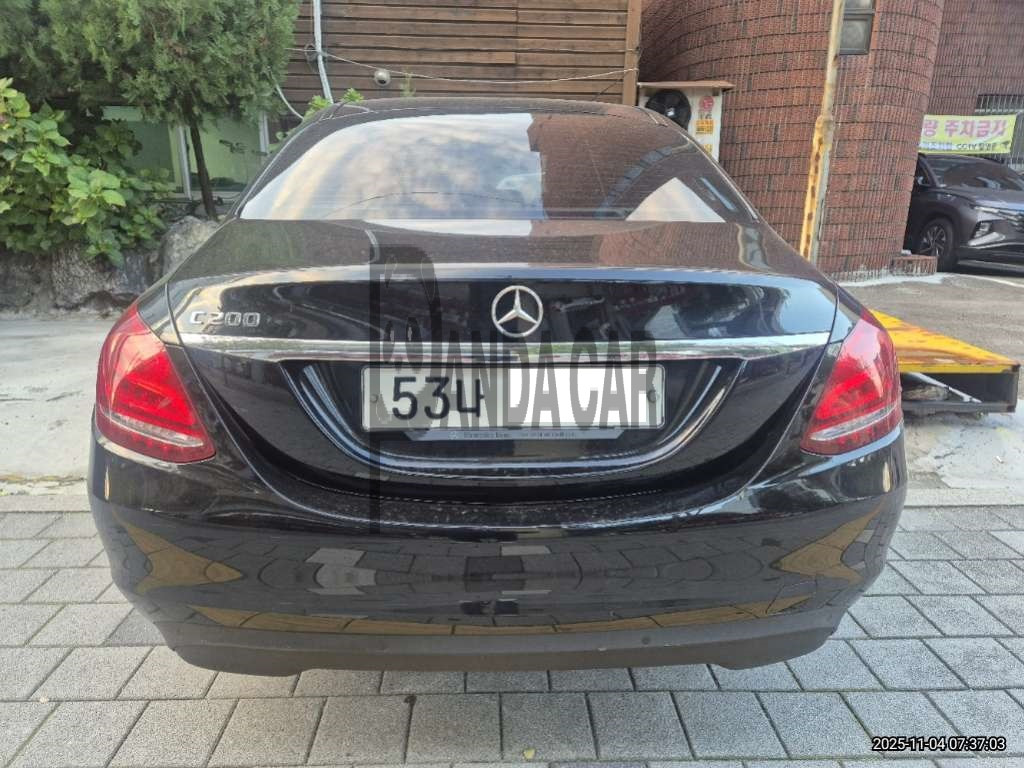 2017 Mercedes-Benz C200, photograph 2