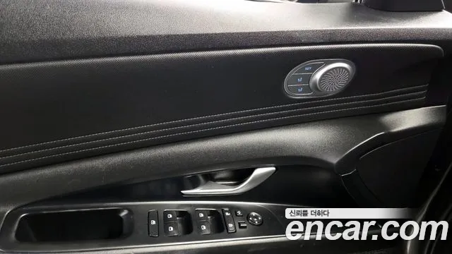 Hyundai AVANTE 1.6 — photo 1 of 20