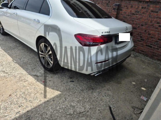 2021 Mercedes-Benz E350 4MATIC, photograph 2