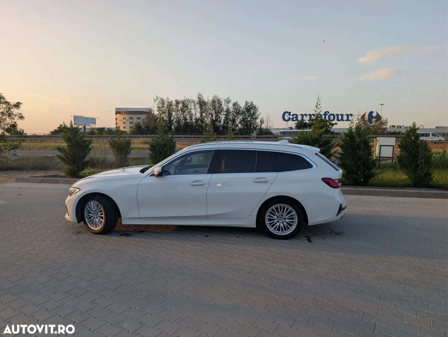 2019 BMW Seria 3, photograph 4