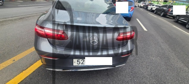 2017 Mercedes-Benz E220 d Coupe, photograph 3