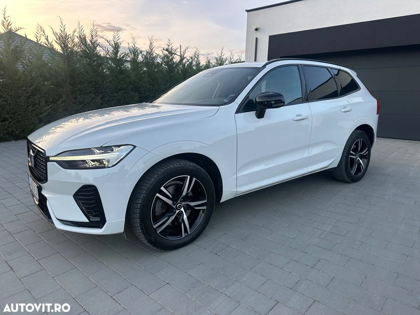 2022 Volvo XC 60 B4 MHEV AWD R-Design, photograph 1
