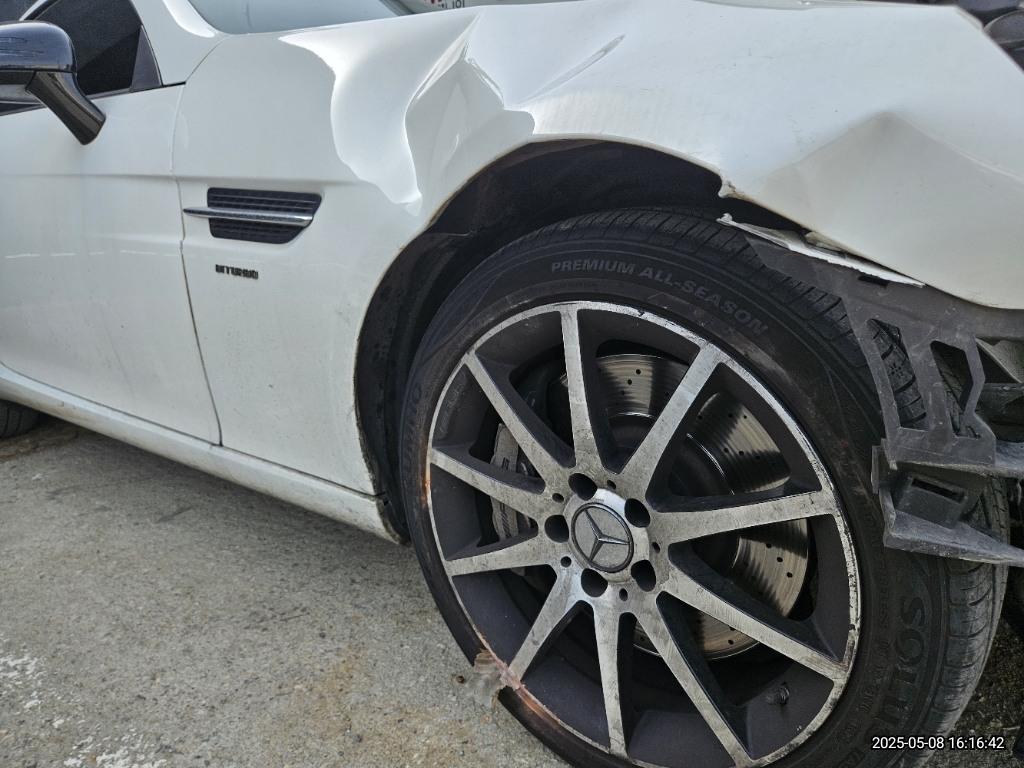 2017 Mercedes-Benz MercedesAMG SLC43, photograph 2