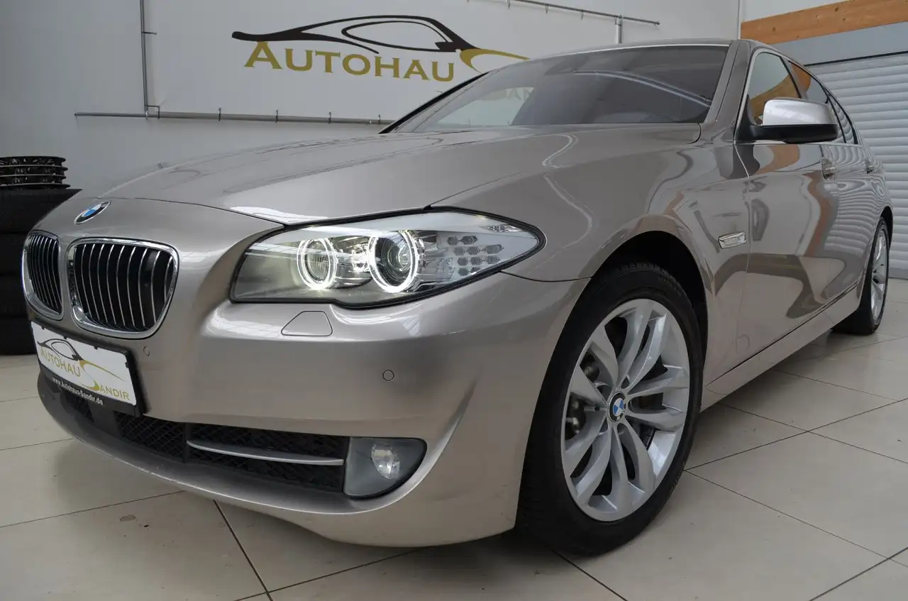 2011 BMW 550 i xDrive ~Navi~Leder~GSD~Keyles~HuD~Soft~Nigh, photograph 2