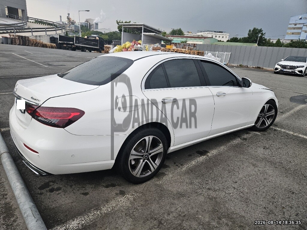 2022 Mercedes-Benz E350 4MATIC, photograph 2