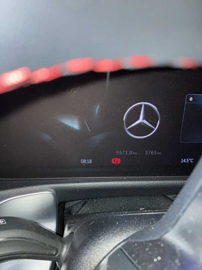 2025 Mercedes-Benz EQB 300 4MATIC, photograph 3