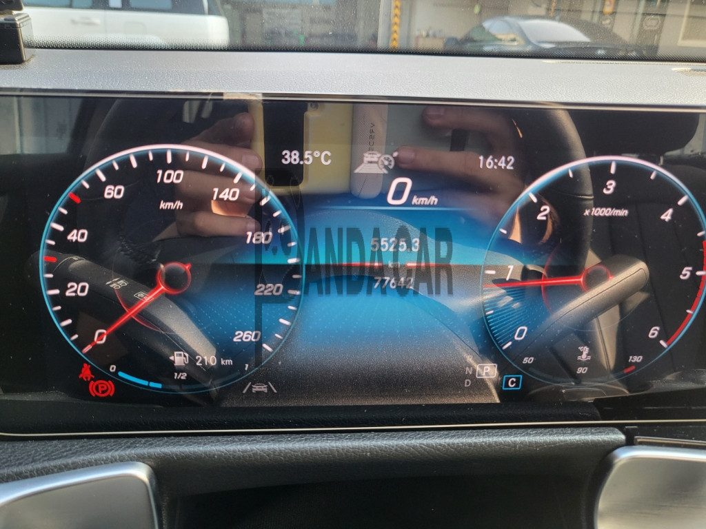 2021 Mercedes-Benz GLB200 d, photograph 5