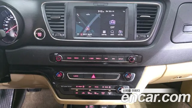 Kia Canival 9-Seater Luxury — photo 1 of 30