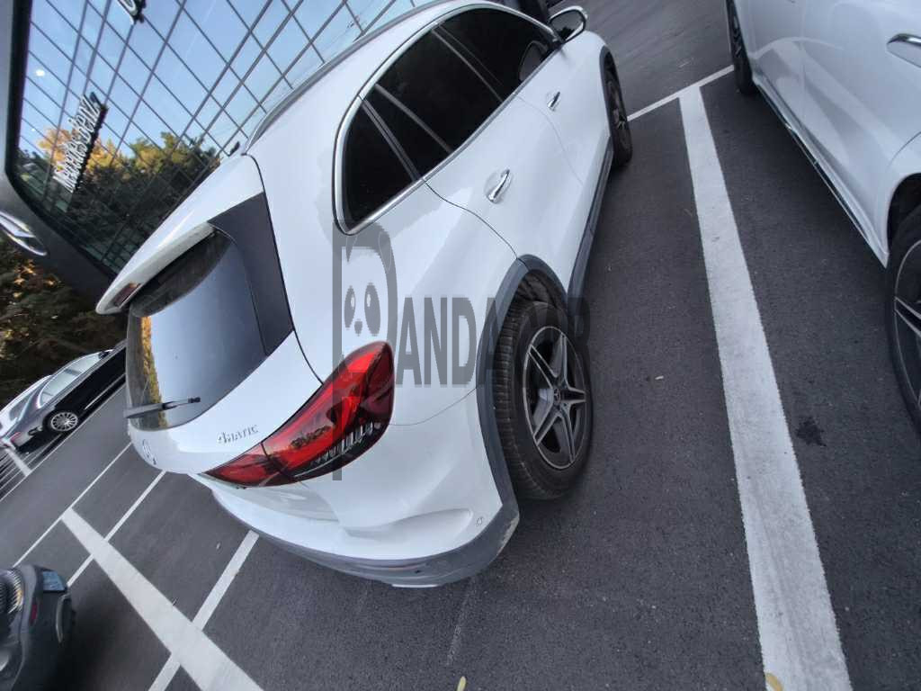 2021 Mercedes-Benz GLA250 4MATIC, photograph 2