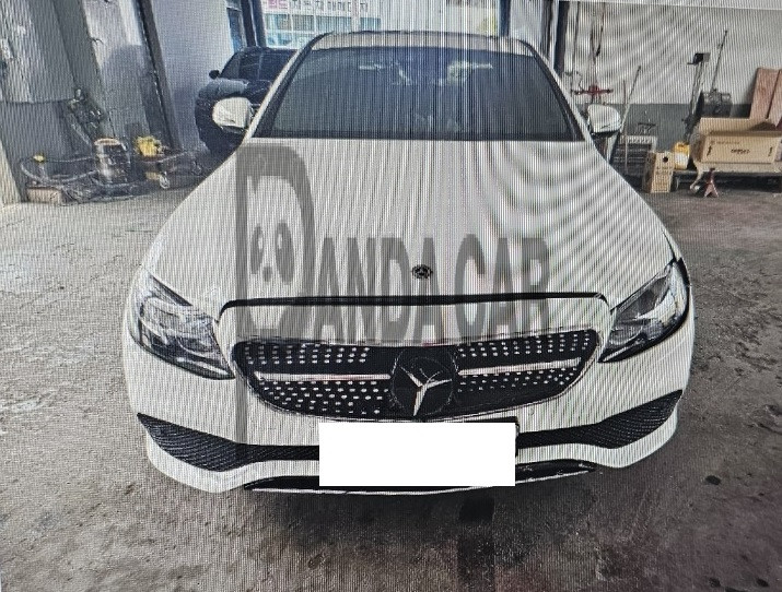 2020 Mercedes-Benz E 300, photograph 1