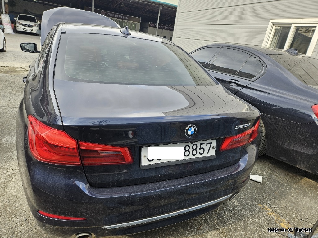 2020 BMW 520i Luxury, photograph 1