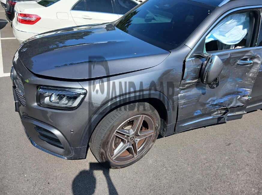2025 Mercedes-Benz GLB 250 4MATIC, photograph 2