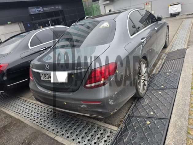 2019 Mercedes-Benz E350 4Matic, photograph 3