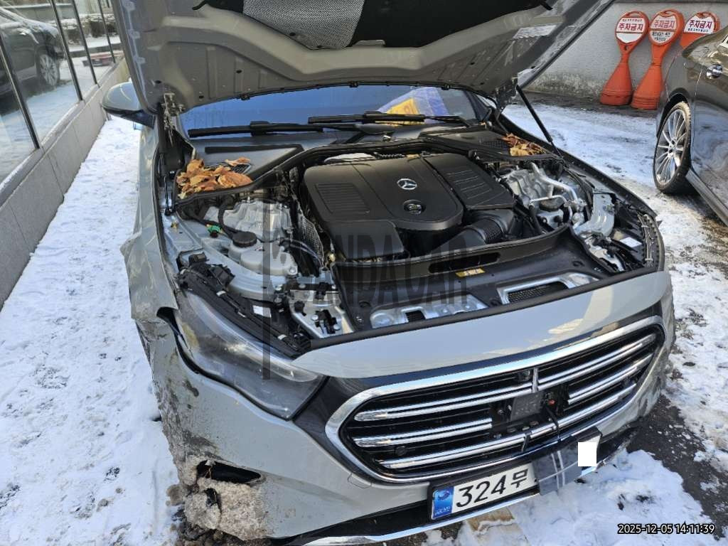 2025 Mercedes-Benz E 350 e 4MATIC, photograph 5
