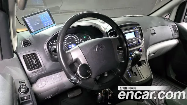 2021 Hyundai Starex Van 3-Seater, photograph 4