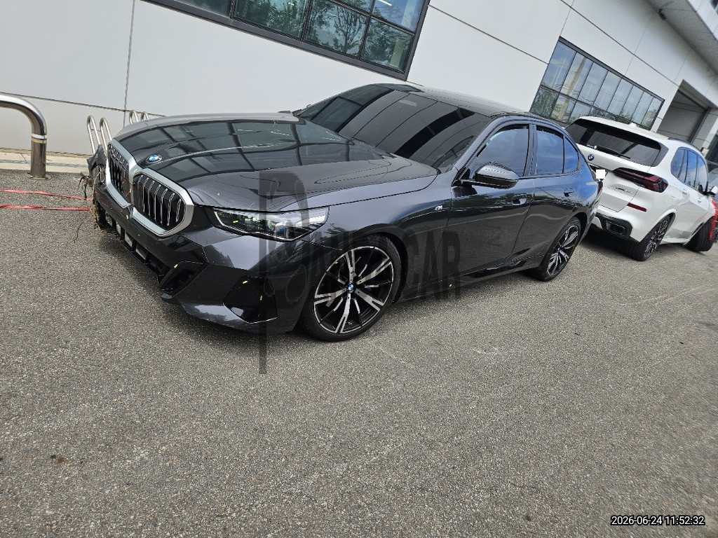 2025 BMW 530i xDrive, photograph 4
