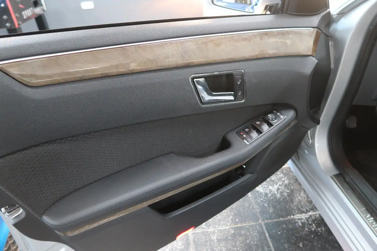 2009 Mercedes-Benz E 220 CDI BlueEfficiency*Shz*Navi*Automatik*2HD*, photograph 9