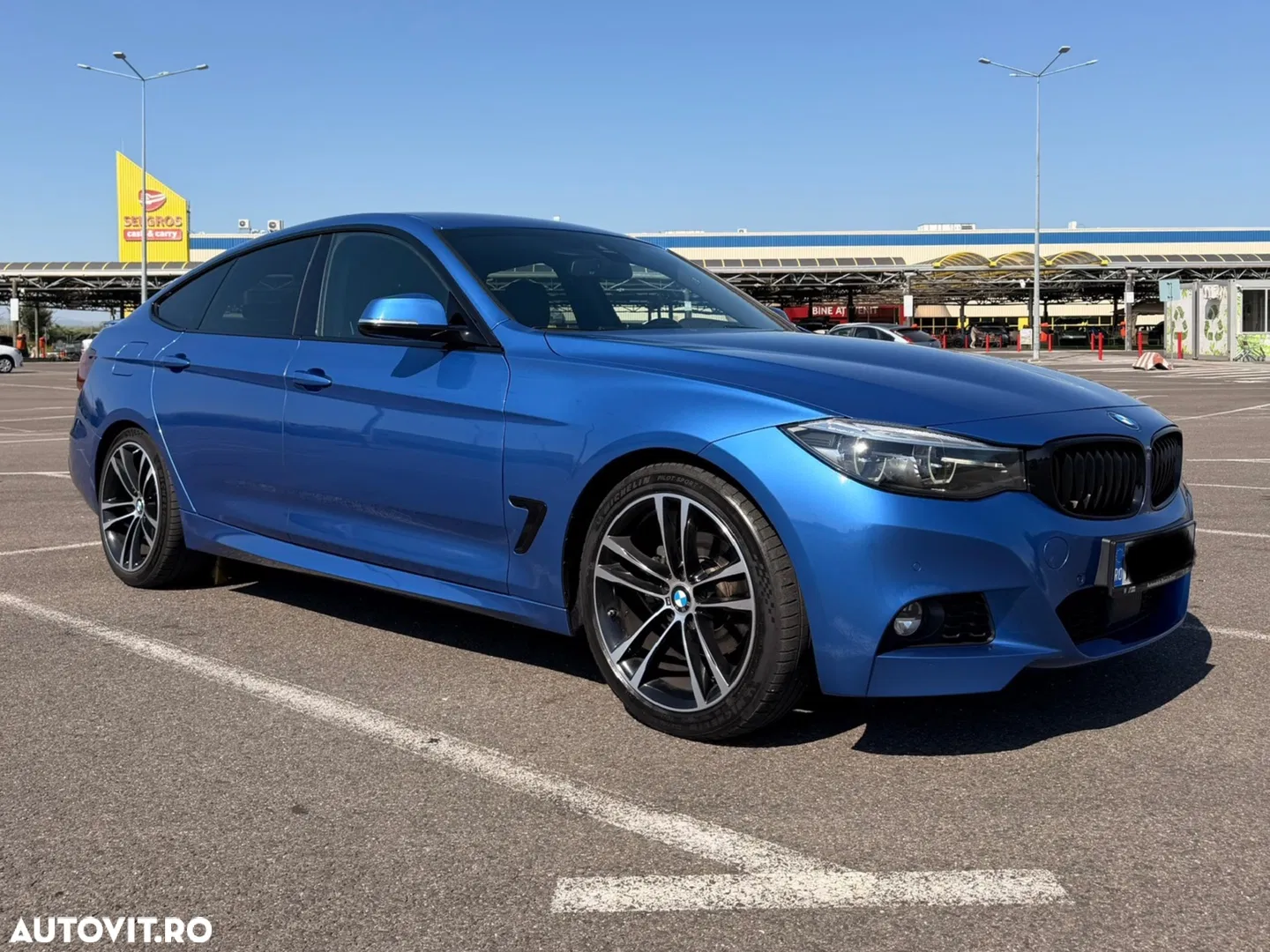 2019 BMW Seria 3, photograph 1