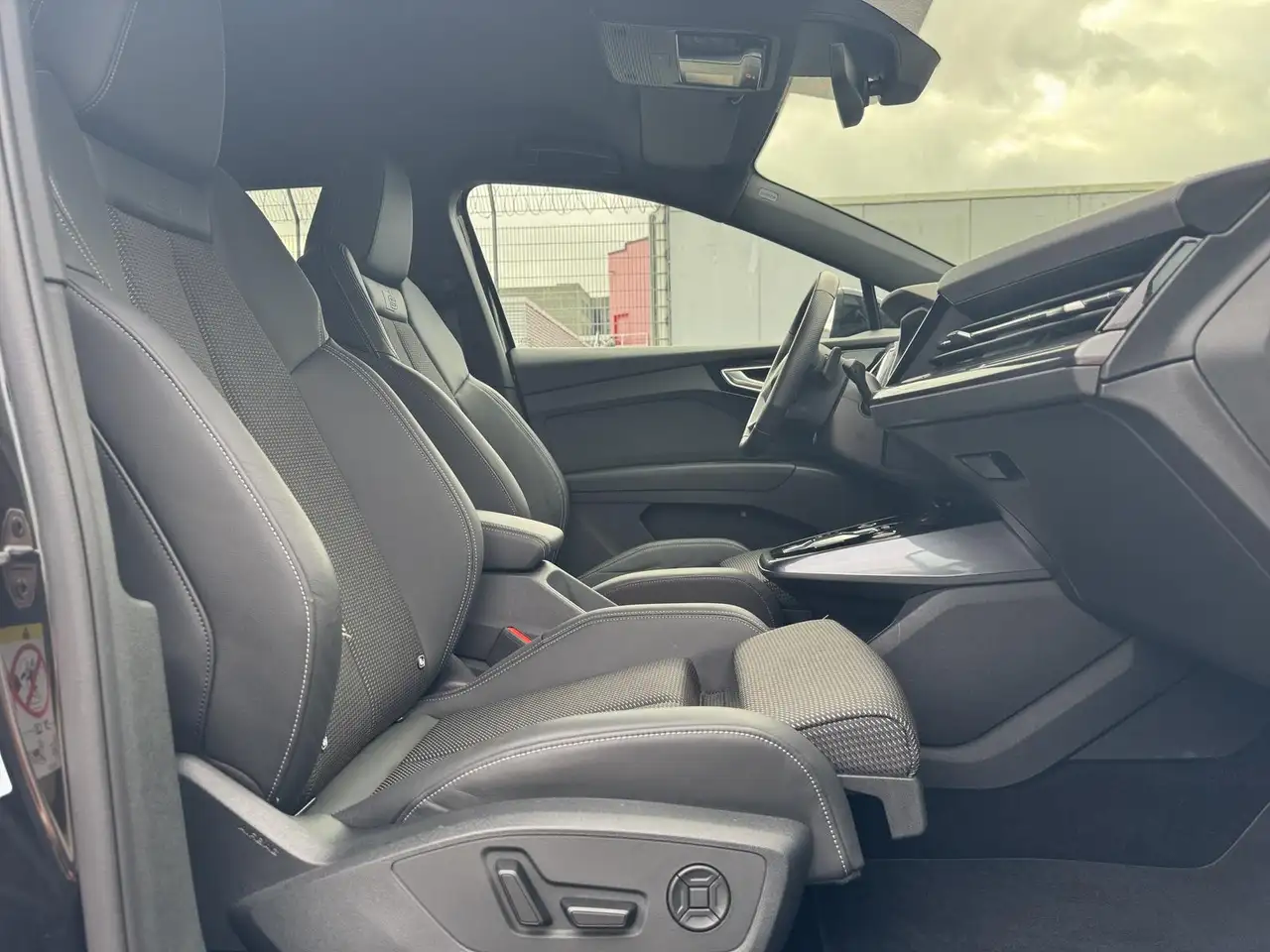 2025 Audi Q4 e-tron 55 2x S line ACC AHK WÄRMEPUMPE SONOS, photograph 11